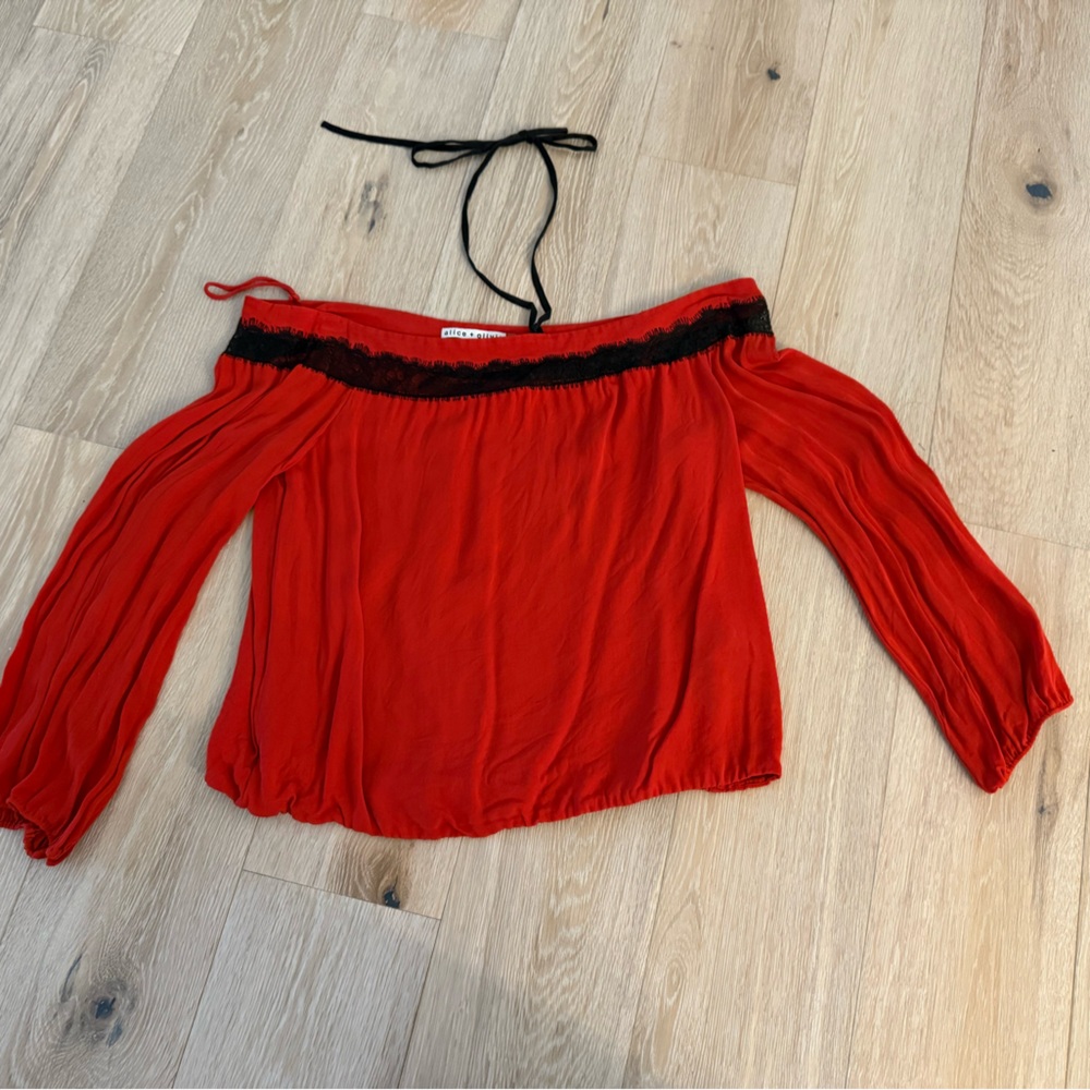ALICE + OLIVIA Stylish Red Off The Shoulder Top W/Lace Detail Size S/P Worn Once